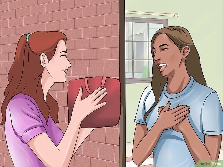 1Выделите комнату для двоюродного брата или сестры. Убедитесь, что родственникам есть где остановиться у вас в городе. Подготовьте комнату или кровать, если они будут жить у вас дома.Если они остановятся у вас, то подготовьте все необходимое. Мы часто забываем о полотенцах и туалетных принадлежностях. Постарайтесь выделить для родственника полку в шкафу или ящик в комоде.[1]
Не помешает позаботиться об электронных устройствах. Узнайте, какой телефон и компьютер использует двоюродный брат или сестра. Попробуйте найти подходящее зарядное устройство и свободную розетку.[2]
Создайте атмосферу уюта. Уберите в комнате для гостей, подготовьте диван и свежее постельное белье. Также можно купить букет цветов или приветственную открытку.[3]
Купите дополнительное количество продуктов. Возможно, вы часто будете ужинать вне дома, но продукты всегда должны быть в достатке. Продумайте меню на завтрак – йогурты, фрукты и каши. В качестве закусок подойдут чипсы и печенье. Также купите основные продукты питания, из которых можно приготовить полноценное блюдо.
