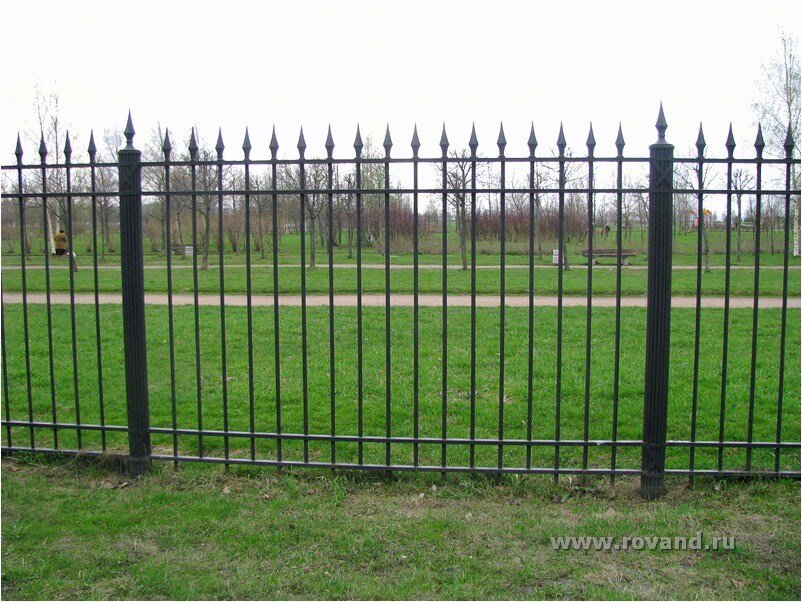 Фото из Яндекс.Картинки: забор примерно с такими пиками на концах был и вокруг того домика