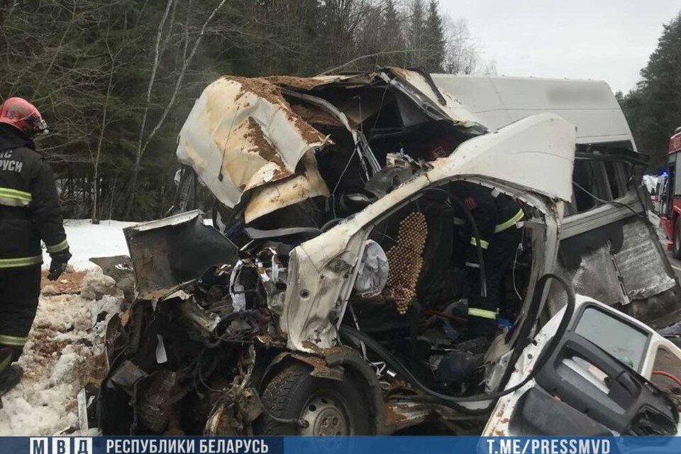     Маршрутка после столкновения с грузовиком превратилась в груду металлолома. Фото: МВД Белруси