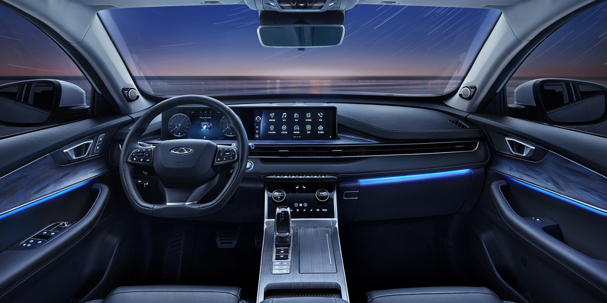 Салон Tiggo 7 Pro просторный и удобный, в нем достаточно места как для водителя, так и для пассажиров. Он имеет ряд функций, таких как информационно-развлекательная система с 7-дюймовым сенсорным экраном с Apple CarPlay и Android Auto, аудиосистема с 8 динамиками и двухзонный климат-контроль. Tiggo 7 Pro также имеет ряд функций безопасности, таких как ABS, EBD, BA и ESP.