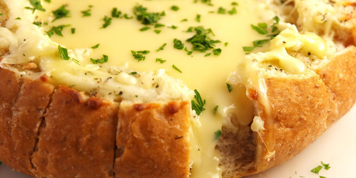 Сыр – уникальный продукт, открывающий массу возможностей для кулинаров. Его часто используют в салатах и супах, с ним делают сэндвичи, закуски.