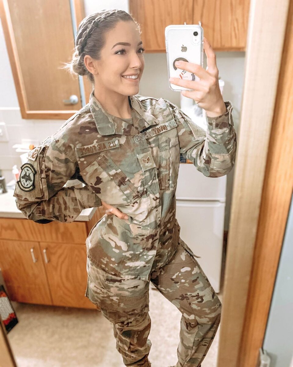 В профиле гостьи были фото этой девушки. В интернете ее можно найти по запросу Sidney Daviss. Я понятия не имею кто это, но аккаунтов с ее фотками в инсте -- пруд пруди.