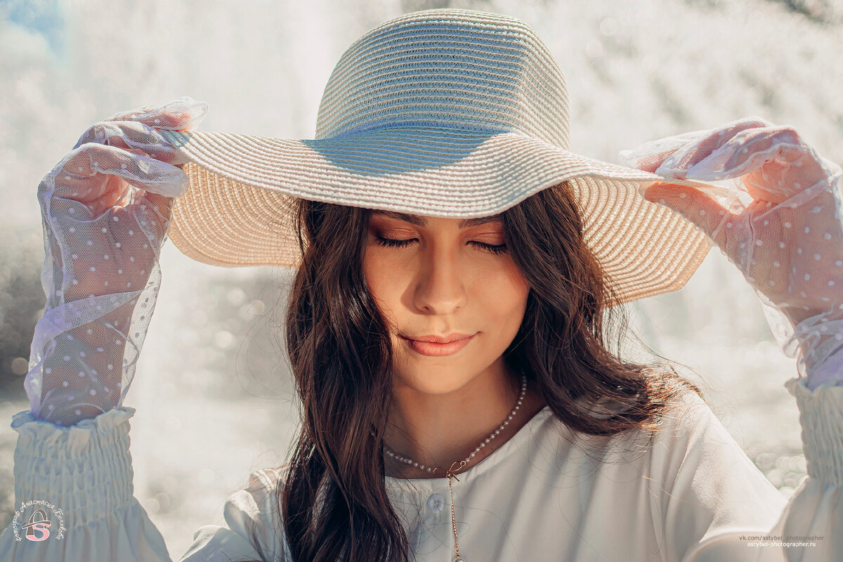 Леди в белом👩‍🦰👒 
Фотосессия проходила на Крестовском острове, г. Санкт-Петербург.
Дата съёмки: 14 августа 2022 года.
Модель: Александра Геннадьевна
Фотограф: Анастасия Белякова