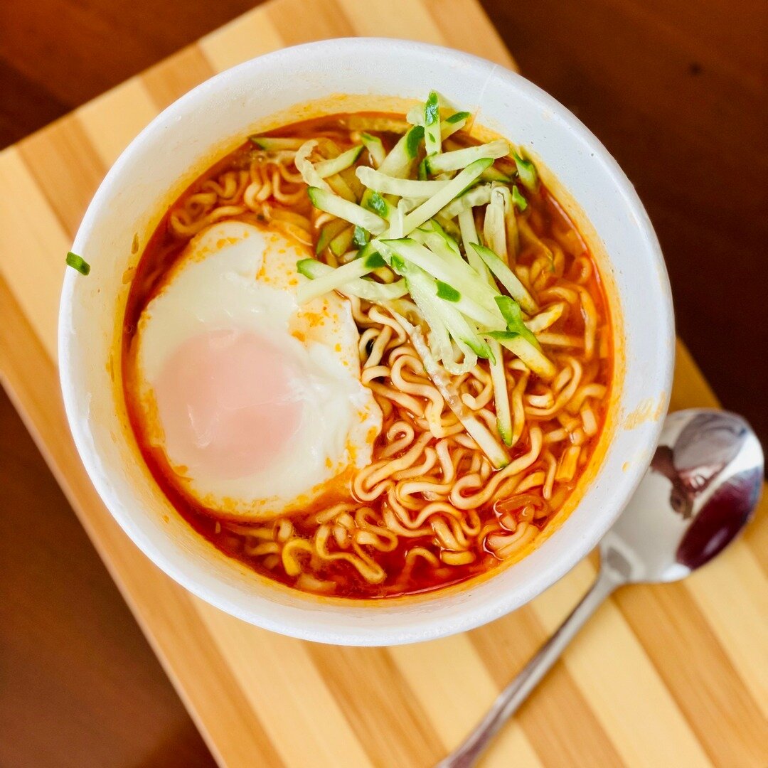 Как называется лапша. Paldo Ramen лапша с куриным вкусом. Поки лапша японская. Как называется корейская лапша. Рамэн со свининой в белой тарелке.