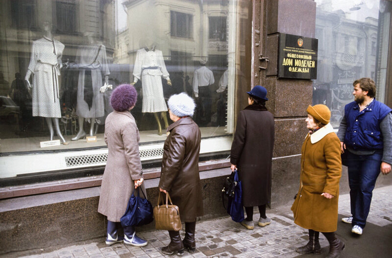 Витрина Общесоюзного Дом моделей одежды на Кузнецком мосту в Москве, фото 1986 года.