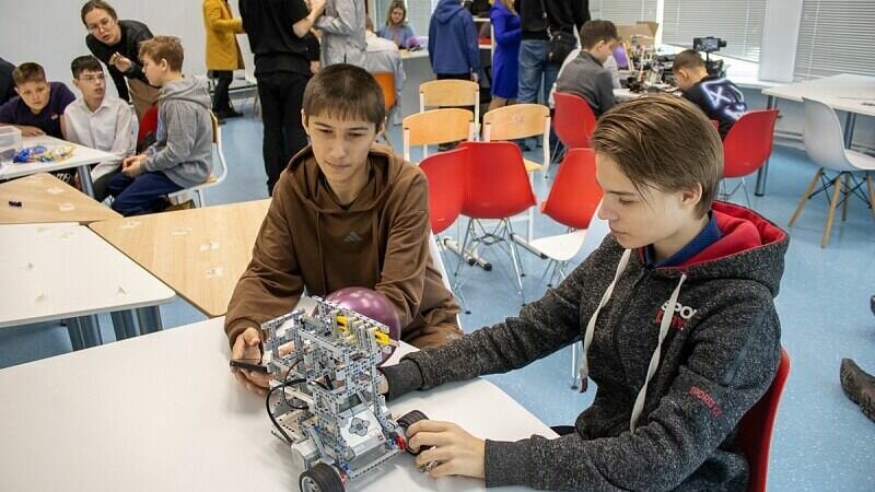     В 2022 году во Владивостоке было создано три образовательных комплекса, которые действуют на базе муниципальных школ. Глава города Константин Шестаков отметил, что эта работа будет продолжаться.