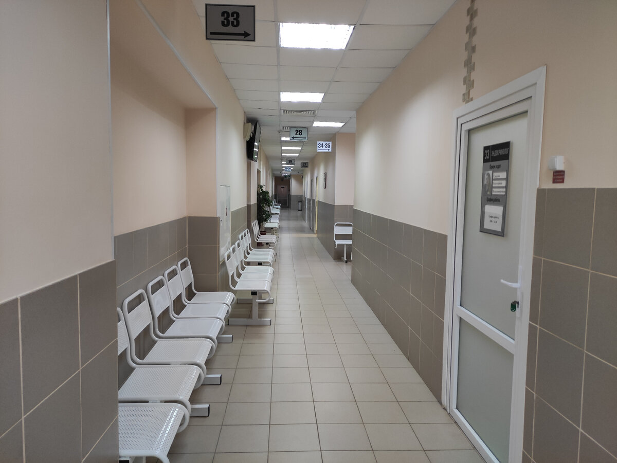Пустые коридоры. Приём в 16-00.