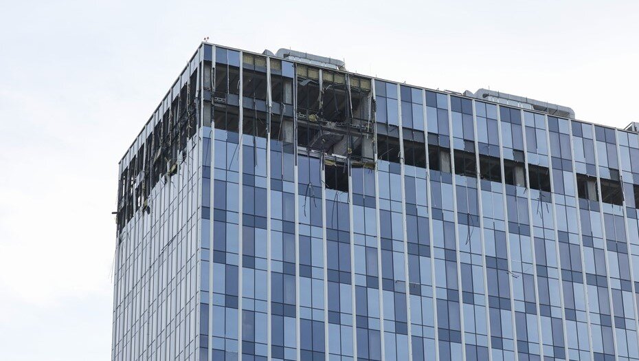    Бизнес-центр на проспекте Лихачева, повреждённый беспилотником. Автор фото: Вячеслав Прокофьев/ТАСС