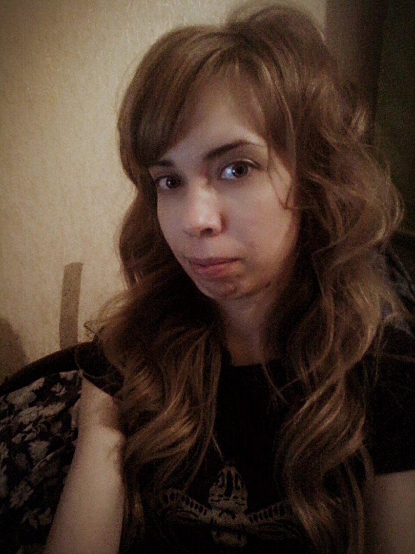 А когда есть прическа, на макияж и вовсе никто не посмотрит).
