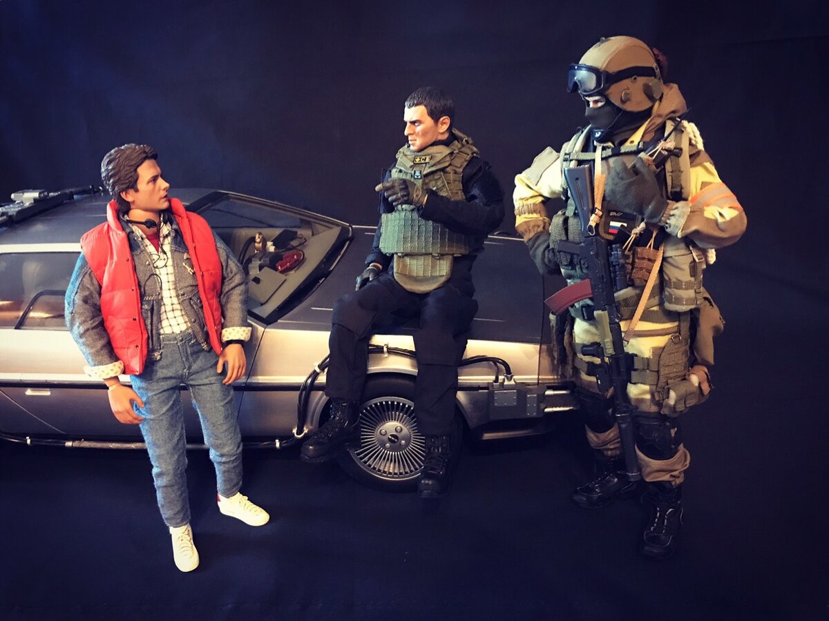 - Вы кто такие?! Я вас не знаю! - Зато мы о тебе всё знаем! Во времени, значит, хулиганишь??! (Фигурки и Делореан из моей коллекции)