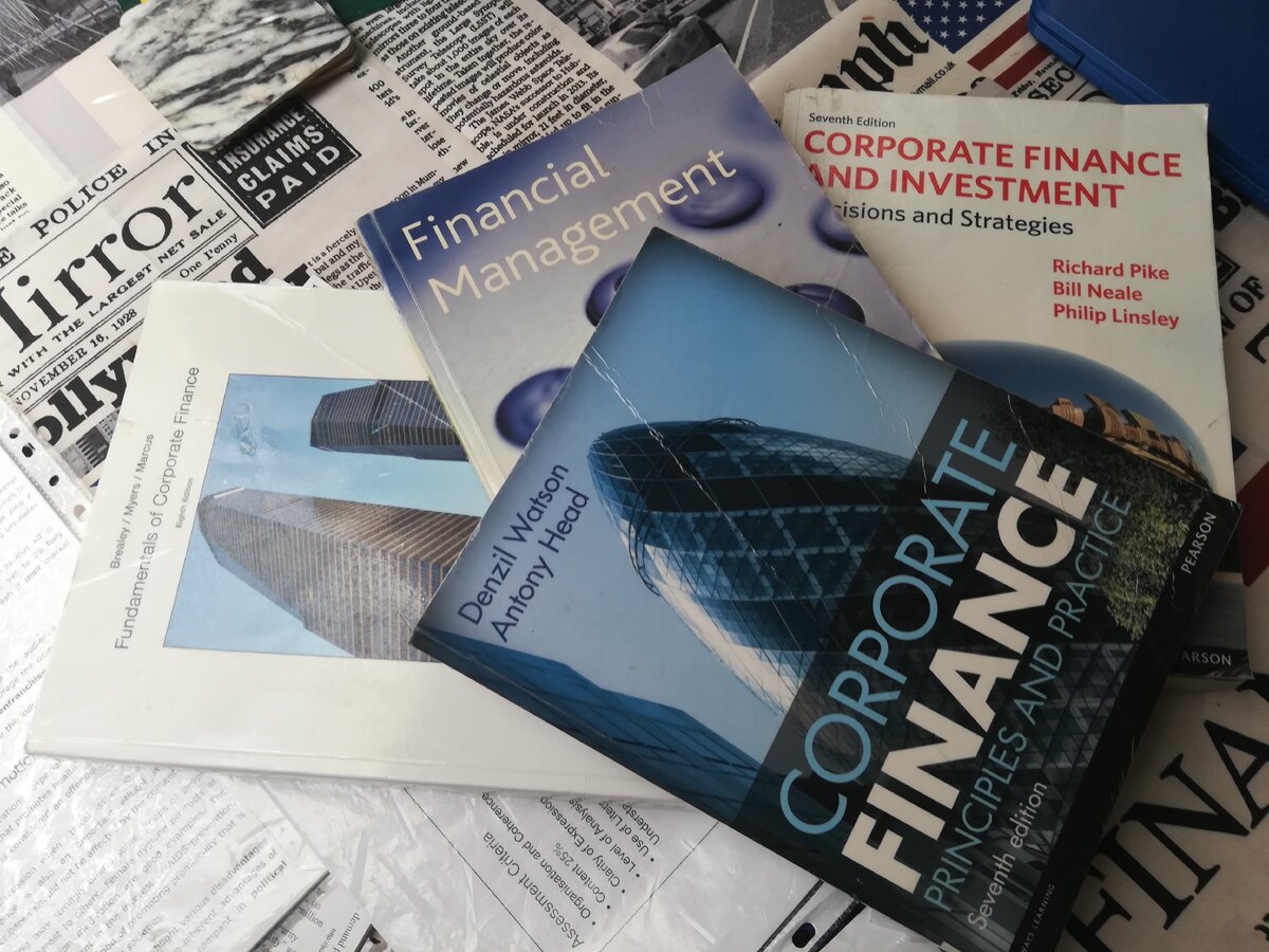 Приходилось штудировать по 10 учебников в неделю