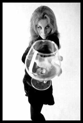 Энн-Маргет - настоящая "рабыня бутылки"