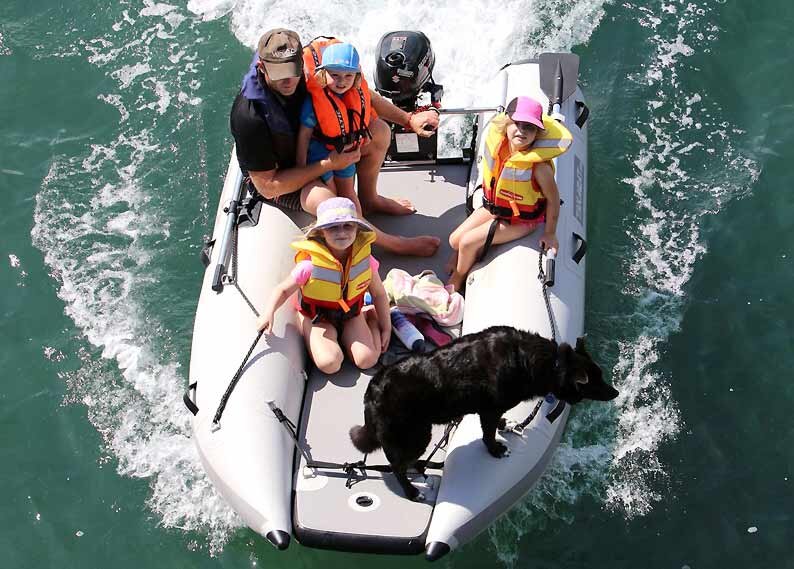 Конструктивно катамараны Takacat состоят из надувного корпуса, днища Air Deck толщиной 10 см и съёмного транца трубчатой конструкции весом около 3 кг.