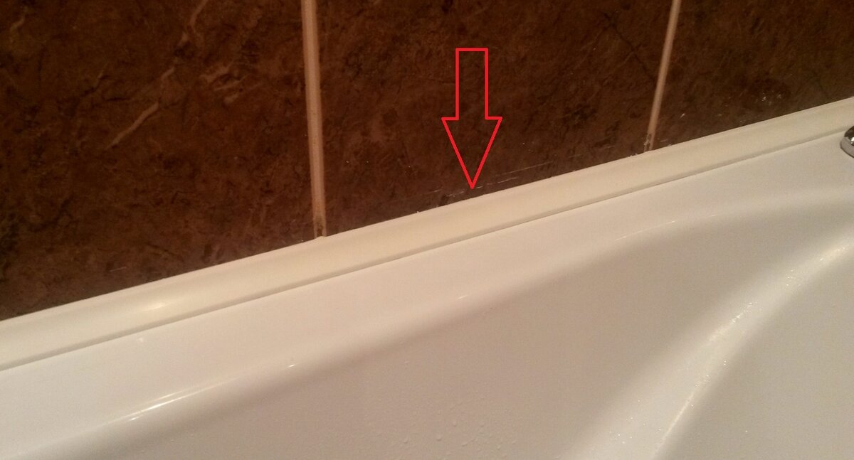 Большие зазоры между ванной и стеной. Шов между ванной и стеной. Щель между ванной и стеной. Зазор между ванной и стеной. Стык между ванной и стеной плиткой.