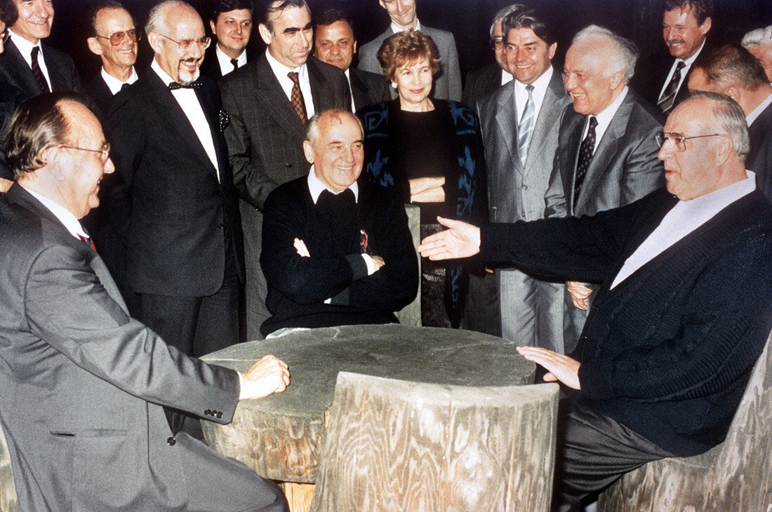 Президент СССР Михаил Горбачев и канцлер ФРГ Гельмут Коль на переговорах в Архызе 15 июля 1990 года  (источник: https://snob.ru/profile/27504/blog/95400)