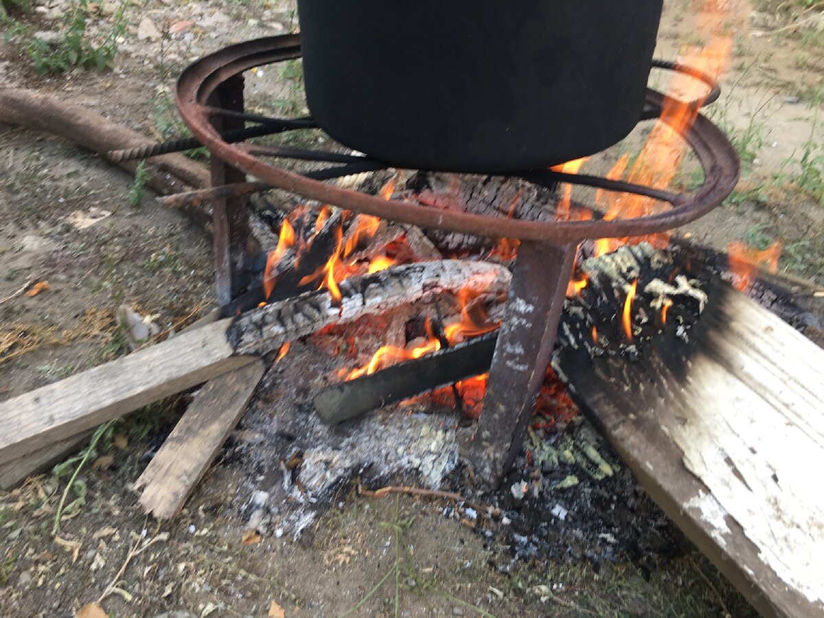 Костер под кастрюлей