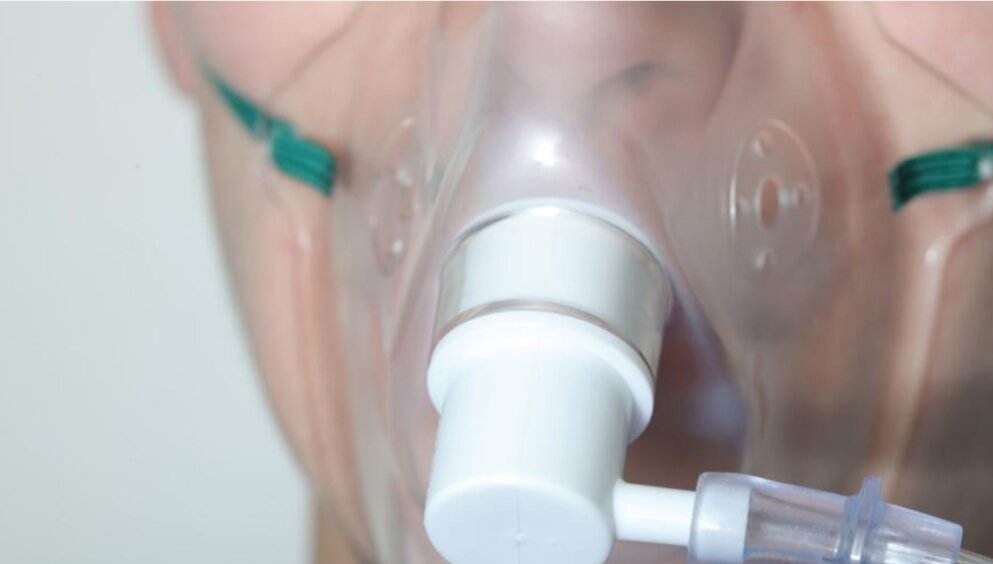 Необходимую пациентам с легочной недостаточностью гипероксическую смесь (в данном случае 24–40% О2) получают прямо из воздуха с помощью воздействия электрохимического насоса. Он обогащает кислородом поток газа, идущий через маску. Главное преимущество такого генератора в компактности. Вместе с обвязкой, требующейся для работы электрохимической ячейки, масса устройства будет сопоставима с весом мобильного телефона.Сейчас на рынке представлены зарубежные концентраторы кислорода, но они размером с радиатор и требуют специального профессионального обслуживания. Новый прибор, судя по всему, будет и легче, и проще в эксплуатации.При организации массового производства цена мобильного генератора гипероксических смесей будет колебаться в пределах нескольких тысяч рублей.Сейчас разрабатываемое устройство должно пройти сложную экспертизу: токсикологические испытания и клинические исследования. 