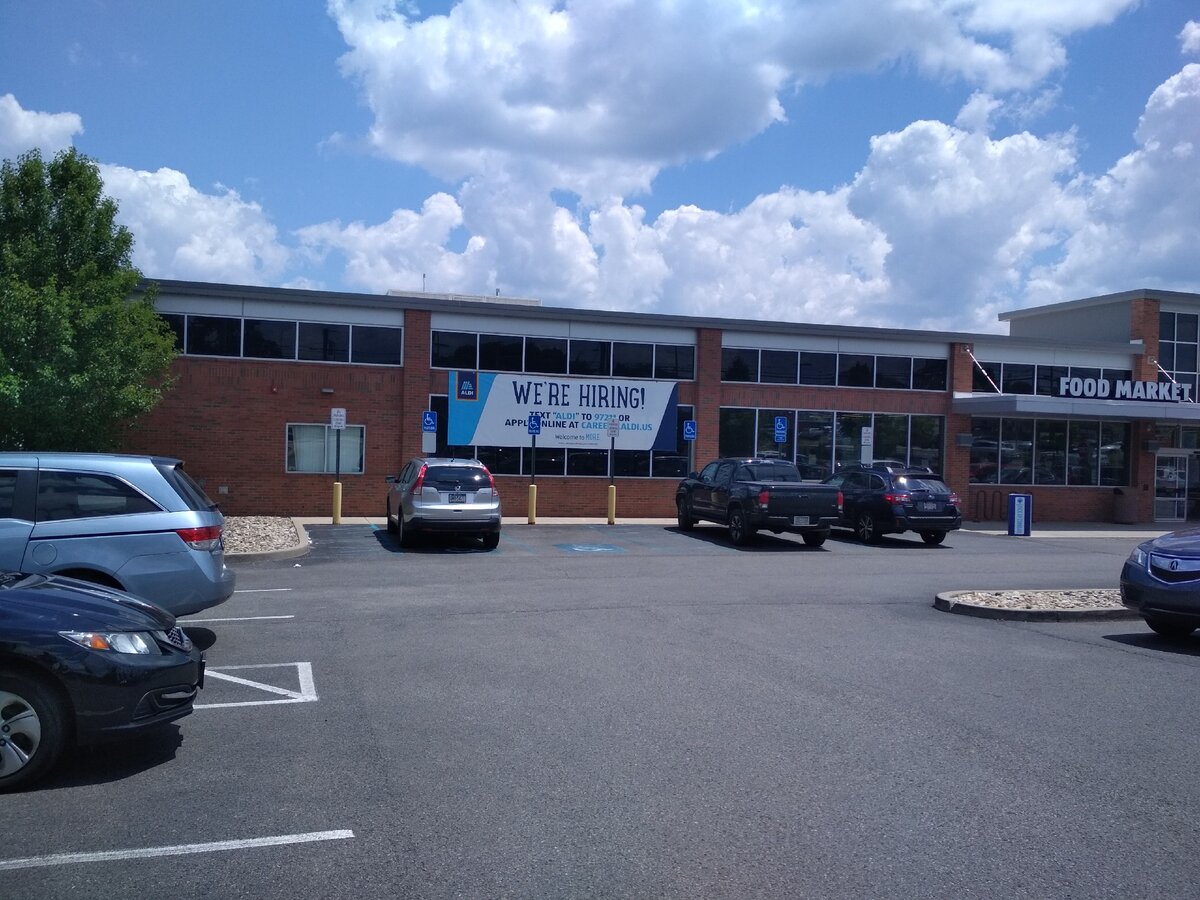 Здесь нанимают на работу. Моё фото.