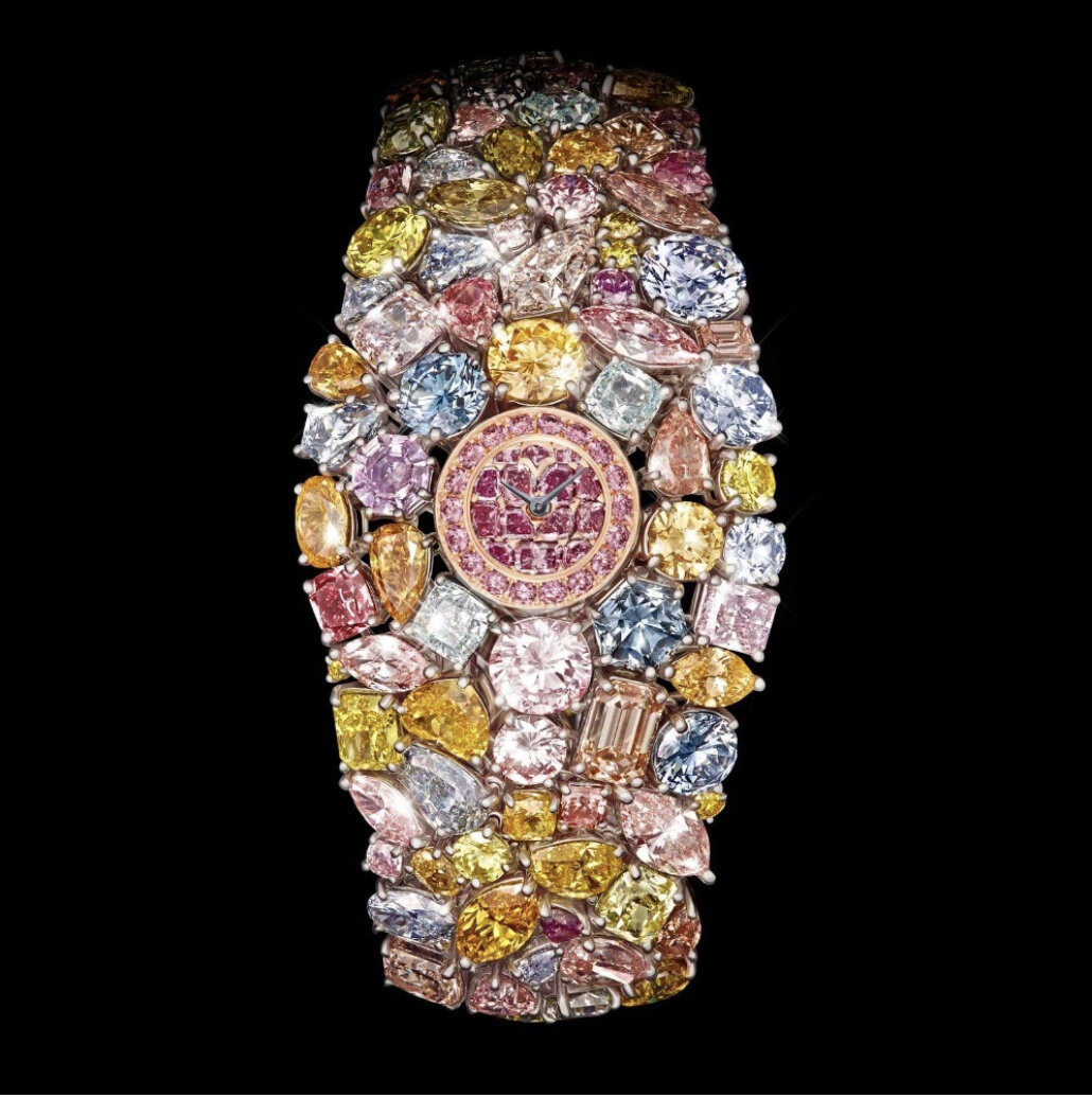 Кварцевый хронометр Hallucination от Graff Diamonds поражает своей роскошью с первого взгляда! Эти часы, являющиеся самыми дорогими в истории человечества, инкрустированы редкими цветными бриллиантами разной искусной огранки, общей массой 110 карат. Браслет изделия выполнен из белого золота. Часы способны показывать предельно точное время и обходиться без дополнительного завода несколько месяцев. Управляющей компании Graff Diamonds, Лоуренс Графф, признался, что создание такой роскоши является его давней дорогой мечтой. 