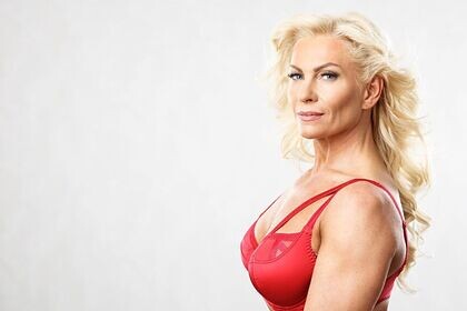 52-летняя финка Пайвикки Куппакангас (Paivikki Kuoppakangas) утверждает, что окружающие нередко принимают ее и 25-летнюю дочь Ханну за сестер. Кроме того, незнакомцы часто делают комплименты ее сексуальной внешности и неувядающей красоте.