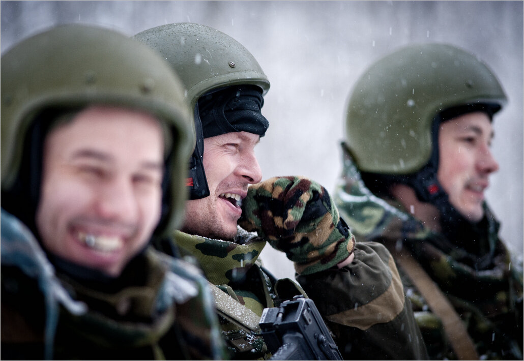 Солдат улыбается. Российский спецназ. Русский солдат улыбается. Солдат спецназа. Удивленный солдат