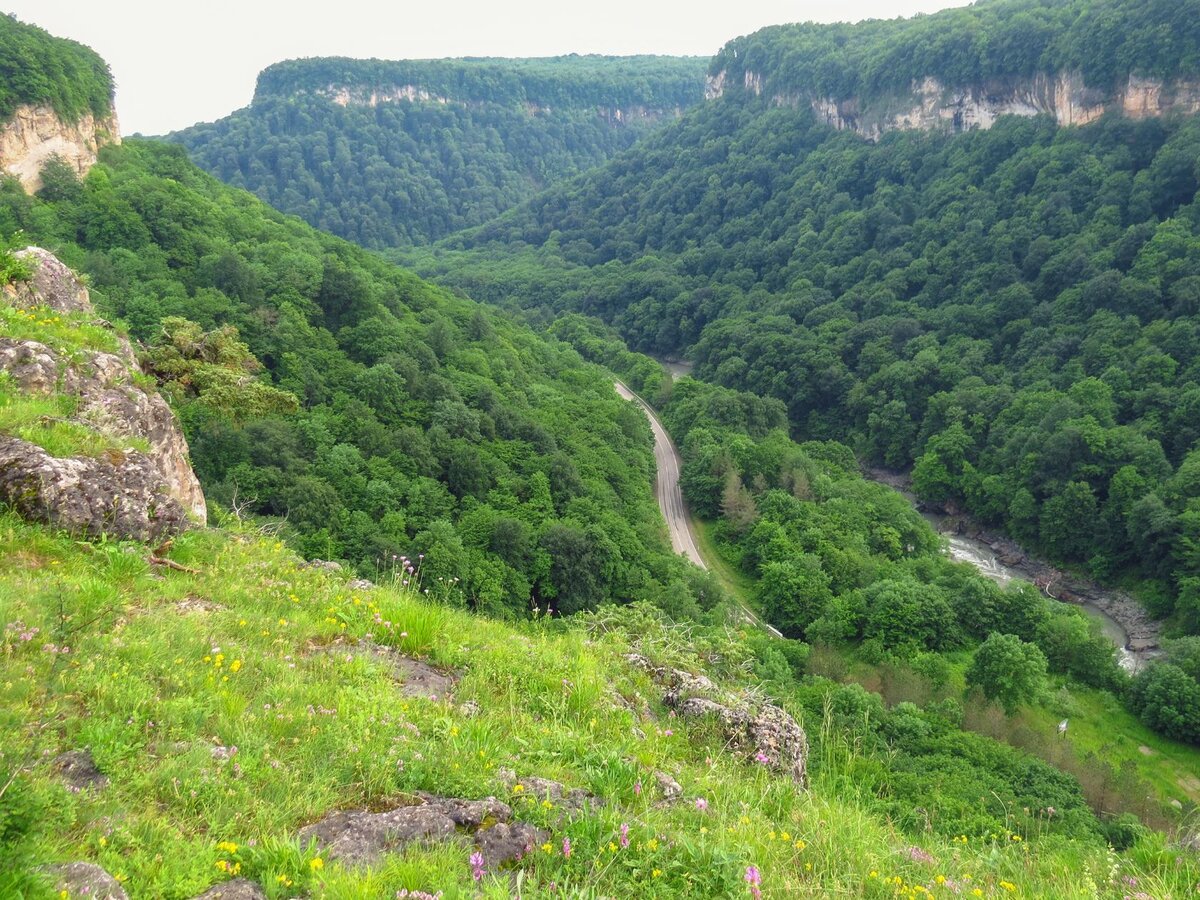 Дорога в горы Адыгеи. Хаджохский каньон реки Белой, смотровая площадка над ущельем реки Мишоко. Здесь и далее фото автора.