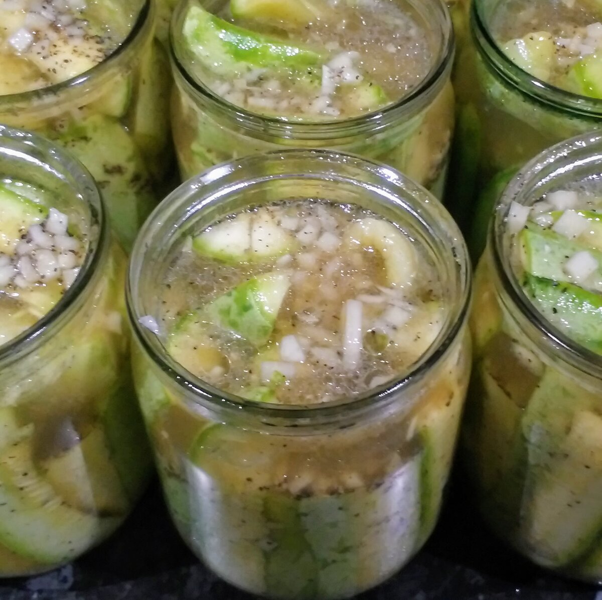 Кабачки с орехово-чесночной заправкой