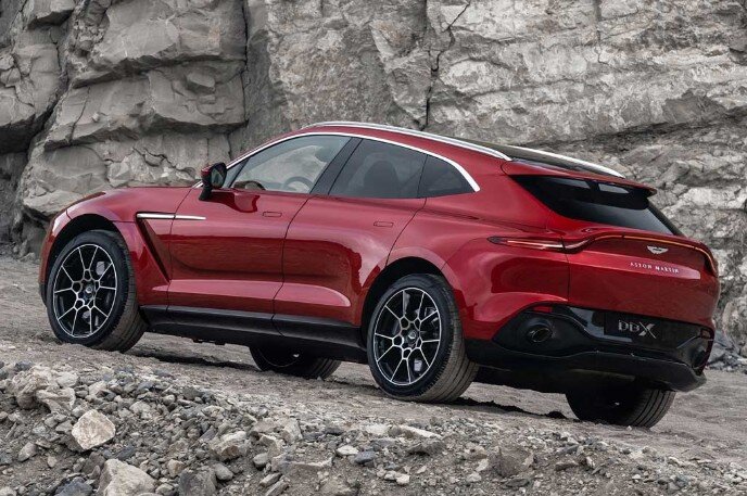 Внедорожник Астон Мартин ДБХ построен на собственной платформе, которая частично унифицирована со спорткарами DB11 и DBS. В плане габаритов кроссовер достигает в длину, ширину и высоту 5 039, 1 998 и 1 680 мм соответственно, колесная база — 3 060 мм. Снаряженная масса авто составляет 2 245 кг, при этом машина имеет почти идеальную развесовку (54:46 в пользу передней оси). Багажник модели рассчитан на 632 литра, при этом спинка заднего дивана разделена на три части (40:20:40) и ее можно сложить в пол. Максимальная вместимость грузового отсека не афишируется, зато известно, что кроссовер способен тянуть прицеп массой до 2,7 тонн. 