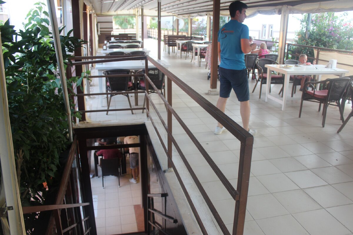 Сама столовая состоит из двух этажей