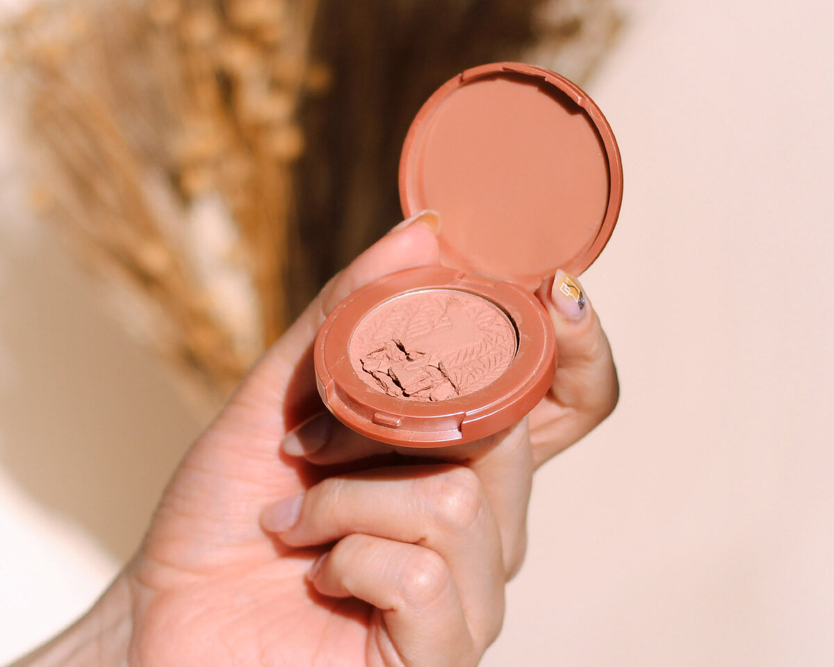 Румяна раскрошились не полностью, но при использовании будут ломаться дальше.