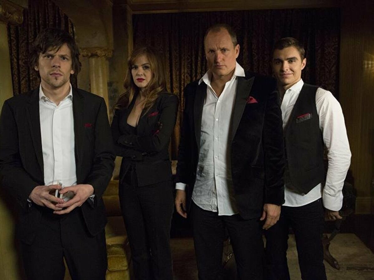 Команда лучших иллюзионистов мира проворачивает дерзкие ограбления прямо во время своих шоу, играя в кошки-мышки с агентами ФБР. 