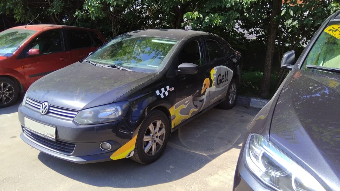 Volkswagen Polo 1.6 AT 2014-го года вид спереди+левая сторона