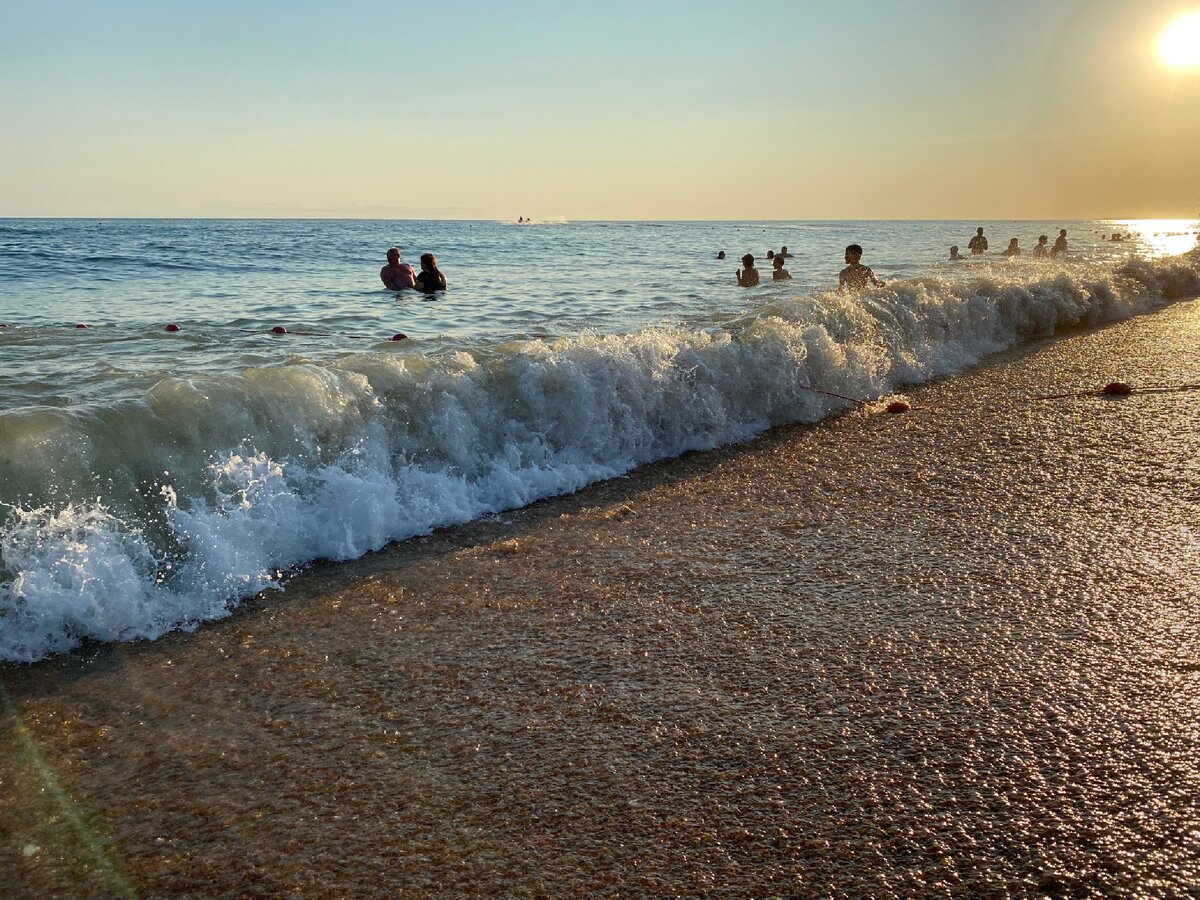 Здесь часто бывают волны, но купаться комфортно
