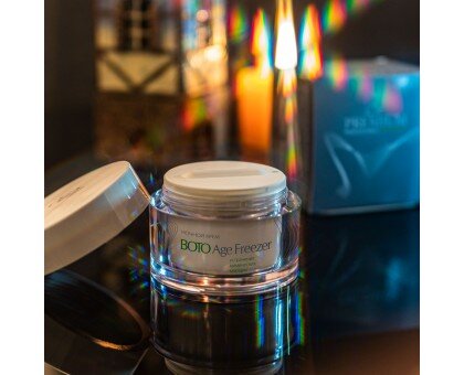 
 Лифтинговый крем выраженного действия. 
Содержит синергетический коктейль активных компонентов, витаминов и натуральных масел, который обеспечивает питание кожи и восстановление липидного барьера эпидермиса. 

Состав: вода очищенная, масло кукурузное, изогексадекан, масло ши, Syn-Ake™ (глицерин и дипептид диаминобутироил бензиламид диацетат), стеарет-2, стеарет-21, цетилстеариловый спирт, масло какао, натрия аскорбилфосфат, воск пчелиный, циклопентасилоксан и циклогексасилоксан, Prodew 400™ (бетаин, натрия пирролидонкарбоксилат, сорбитол, серин, глицин, кислота глутаминовая, аланин, лизин, аргинин, треонин, пролин, метилпарабен, пропилпарабен), масло черной смородины, омега 3 церамиды, омега 6 церамиды, диметикон, сорбитол и экстракт дрожжей, Simulgel NS™ (гидроксиэтил акрилат/натрия акрилоилдиметил таурат сополимер, сквалан, полисорбат 60), этиллинолеат, склеротиум, отдушка, метилизотиазолинон, йодопропинилбутилкарбамат, Ronastar Golden Sparks™ (кальций алюминий боросиликат, кремний, титана диоксид, олова оксид), Ronastar Silver Sparks™ (кальций алюминий боросиликат, кремний, титана диоксид, олова оксид), динатрий ЭДТА, Oxynex 2004™ (пропиленгликоль, гидрокситолуена бутилат, аскорбилпальмитат, глицерилстеарат, кислота лимонная), красители CI: 14720, 19140.
Что делает препарат?
Разглаживает сеть мимических морщин и предотвращает появление новых
Обеспечивает питание тканей
Восстанавливает тонус и эластичность кожи
Показания к применению
Мимические морщины:
горизонтальные морщины на лбу;
вертикальные морщины между бровями;
косые морщины на боковых поверхностях переносицы;
на спинке носа;
«гусиные лапки» у внешнего угла глаза;
морщинки на веках;
носогубные складки;
вертикальные морщины над и под губами;
вертикальные и горизонтальные морщины шеи.
Что содержится в биоактивном составе?
Как применять?
Наносить в вечерние часы на участки мимических морщин, тонким слоем до полного впитывания.
Крем закрепляет результаты профессиональной программы "Boto Age Freezer" и применяется курсом до 6 месяцев (в зависимости от степени выраженности морщин) по следующей схеме:
в течение курса профессиональной коррекции - каждый день
закрепляющий месяц после курса - каждый день
2-3 месяцы после курса - 2 раза в неделю
4-6 месяцы после курса - 1 раза в неделю