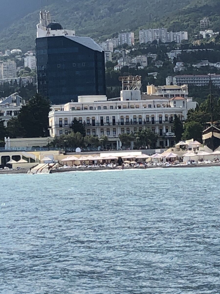 Вид с моря на отель