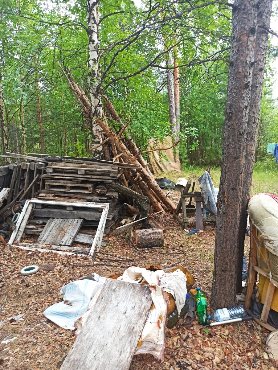 Дальше у них была зона где они готовили дрова что б стопить печь. 