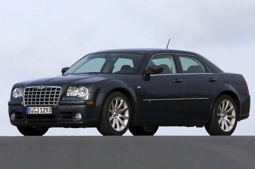 Крайслер 300С первого поколения  https://quto.ru/Chrysler/300CSRT8/I/sedan4d/photo/40917/#photo11