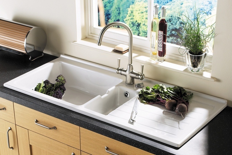 ▪️Полы на кухне выбирают из материалов, не боящихся жировых загрязнений, влаги и механических воздействий. Подходит керамогранит, ламинат, плитка, но я люблю кварцвиниловую плитку.
⠀
— Устанавливайте мебель (лучше обратиться к специалистам!), встраиваемую технику и вытяжку.
⠀
—Развешивайте шторы, расставляйте посуду, заполняйте холодильник едой, а морозильник – льдом… и с бокалом чая (ну да, чая 😉) наслаждайтесь проделанной работой.