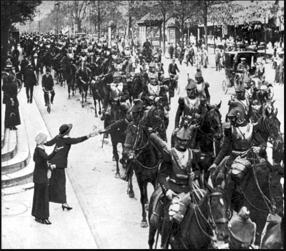 французские кирасиры идут на войну.  1-е августа 1914-го года.