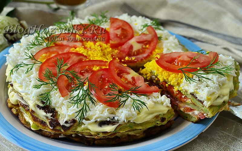 Закусочный торт из кабачков с помидорами, морковью и луком