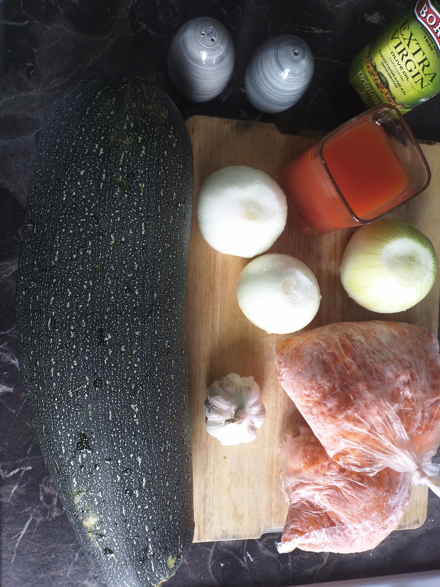 Кабачки
Репчатый лук
Морковь
Соль2 столовые ложки
Томатная паста3 столовые ложки
Растительное масло100 мл
Чеснок 6 зубчиков
Молотый черный перецпо вкусу.         Овощи вымыть, обсушить и очистить. Кабачки нарезать кубиками. Морковь натереть на крупной терке. Лук порезать. 