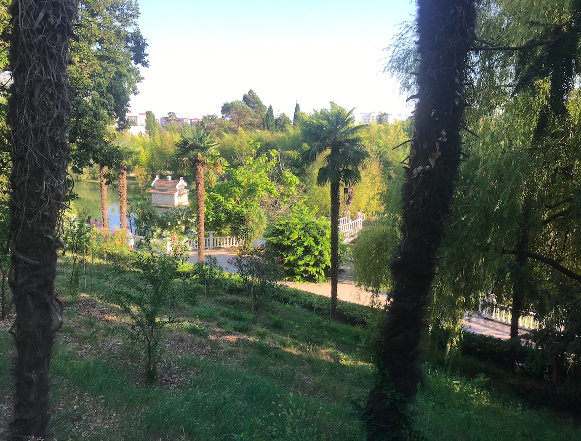 Парк "Южные Культуры" грот с лебедями