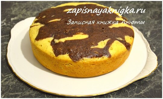 Как испечь быстрый пирог с консервированными ананасами я подробно рассказывала в недавней статье. Казалось бы, он и так хорош, только захотелось моей маме пропитать его кремом и украсить шоколадной глазурью. Собственно и его рецепт дала мне мама, когда были у нее в гостях.