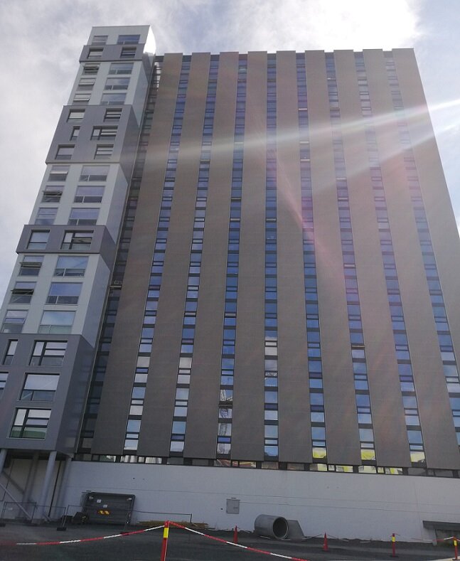 Жилой корпус студенческого городка. Дом новый и современный. Фото автора