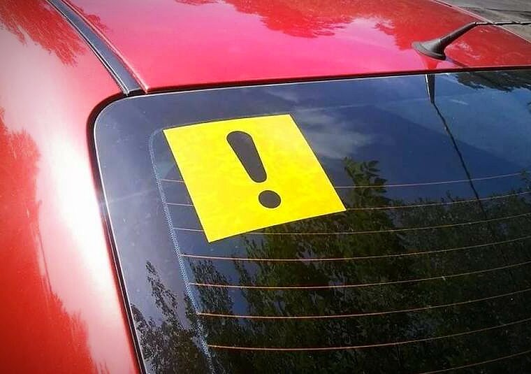 Решил узнать, зачем водители с большим стажем клеят знак "чайник", и наклеил себе тоже