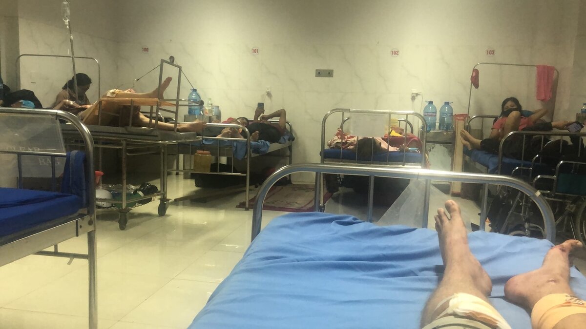 Восьмиместная палата больницы в Бунматоте. Фото моё.