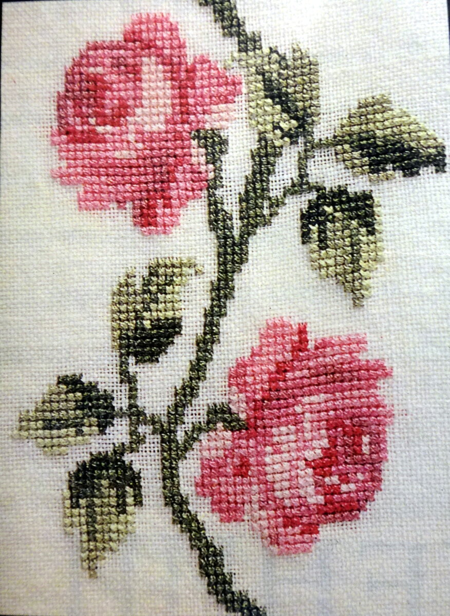 Вышитая роза на льняной блузке.