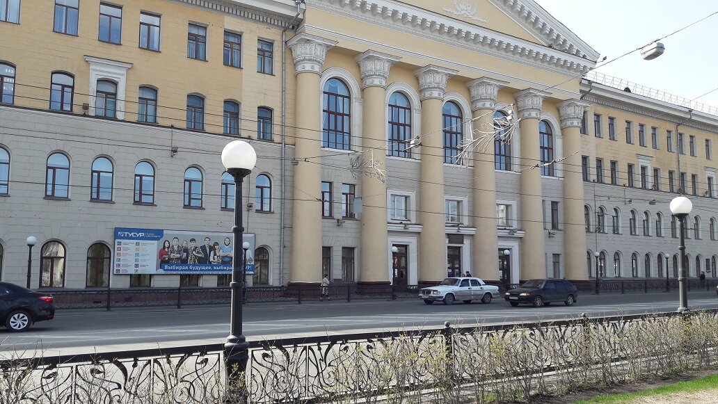 Здание одного из университетов на центральной улице города