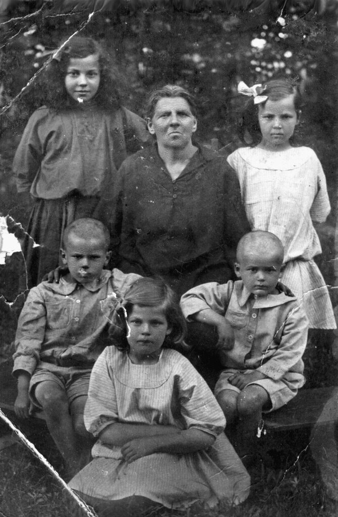 Бабушка Александра Михайловна Шарупич (Лисовская) с внуками
Неизвестный автор, 1 июня 1923 - 31 августа 1925 года, Белорусская ССР, из архива Владимира Александровича Карлова.