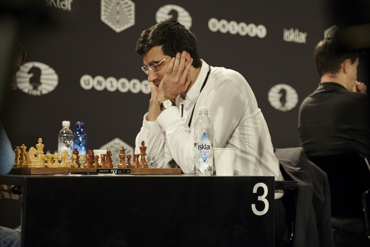 Чемпион мира Владимир Крамник сосредоточился и думает над ходом. Крамник знаменит тем, что способен концентрироваться и находить уникальные решения. Он покинул профессиональные шахматы в 2019 году, но является авторитетом в этом виде спорта. 